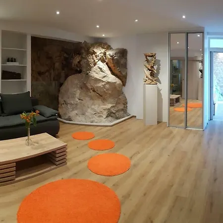Cave With Parking & Close To The Beach *