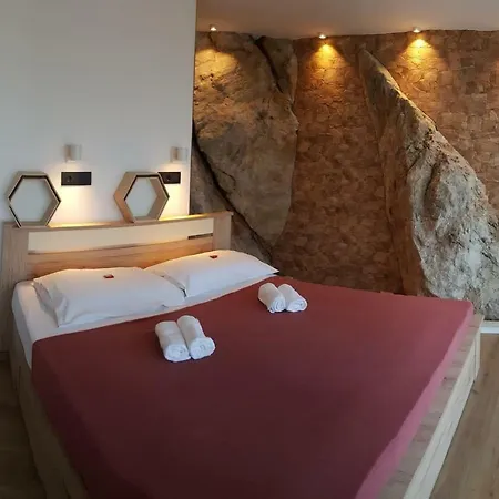 Cave With Parking & Close To The Beach * דוברובניק