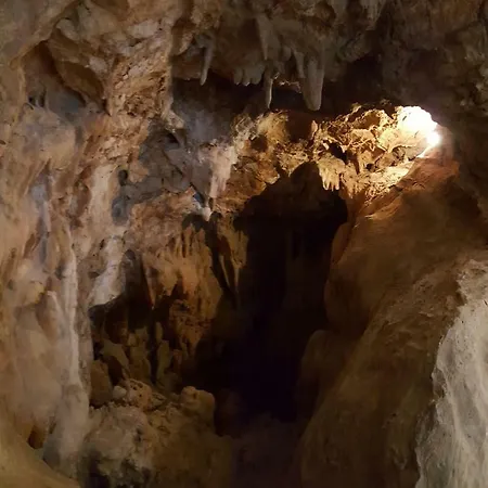 Apartment Cave With Parking & Close To The Beach *