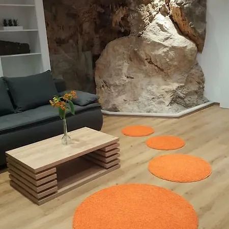 Cave With Parking & Close To The Beach *