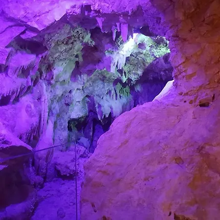 Cave With Parking & Close To The Beach