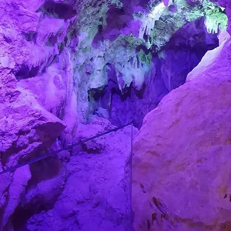 Cave With Parking & Close To The Beach