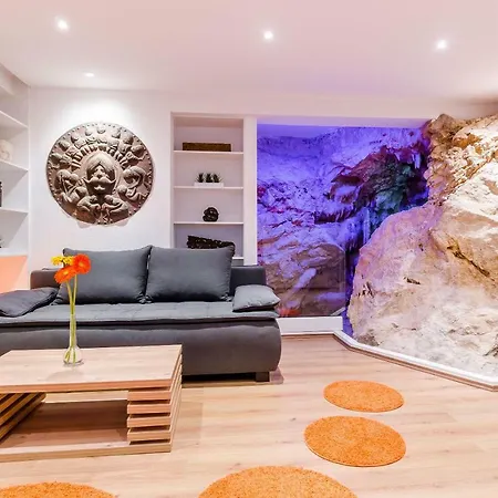 Cave With Parking & Close To The Beach *