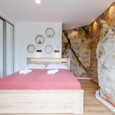Cave With Parking & Close To The Beach דוברובניק