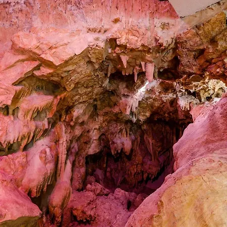 Cave With Parking & Close To The Beach Apartman *