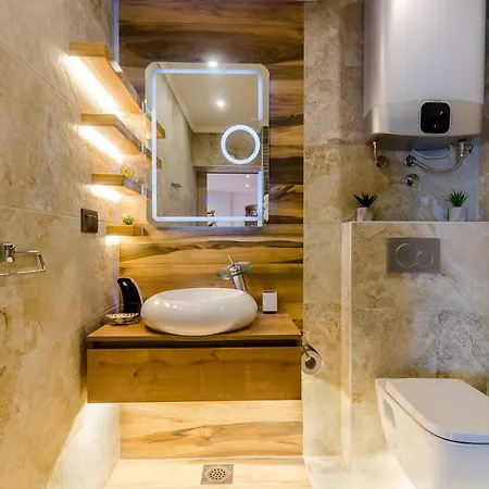 Cave With Parking & Close To The Beach *