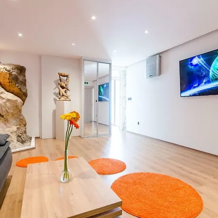 Cave With Parking & Close To The Beach דירה
