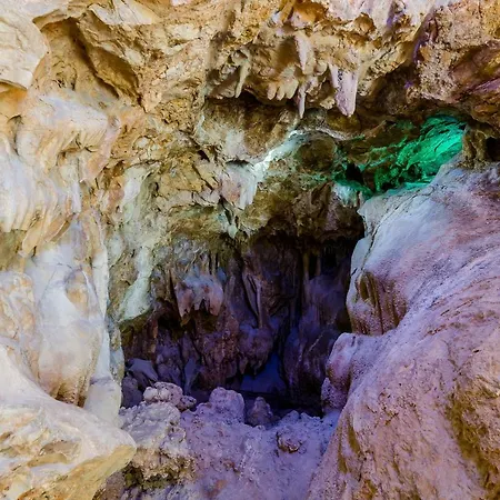 Cave With Parking & Close To The Beach דירה
