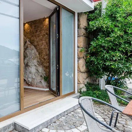 Cave With Parking & Close To The Beach